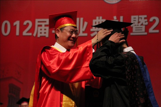 仲伟合校长细心地为毕业生扶正学士帽 仲伟合校长细心地为毕业生扶正学士帽