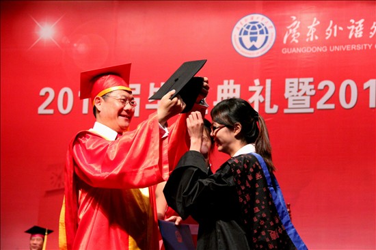 帽子掉了,没关系,校长为我戴好扶正 帽子掉了,没关系,校长为我戴好扶正