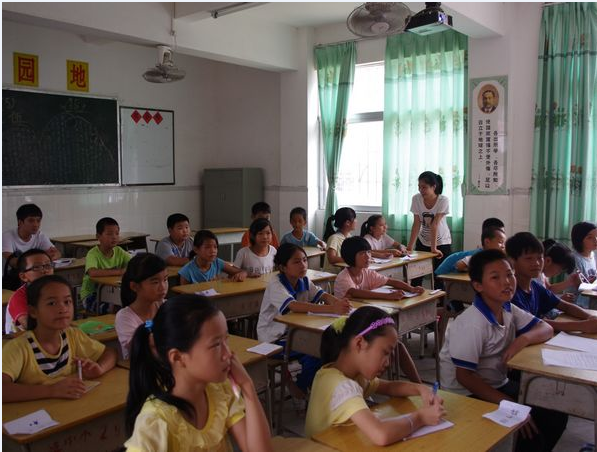 学生们聚精会神地听课 学生们聚精会神地听课