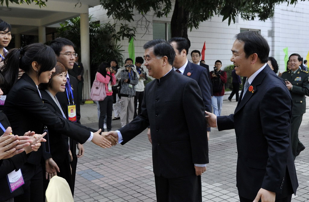 省委书记汪洋与蒋京玲(左2)亲切握手 省委书记汪洋与蒋京玲(左2)亲切握手