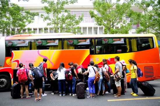 车来了,报道团成员忙着搬放行李。(图:张夏) 车来了,报道团成员忙着搬放行李。(图:张夏)