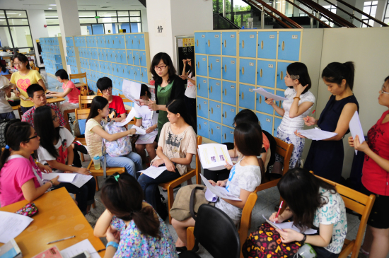 报道团总编负责人缪双蔓给成员讲解任务安排。右侧站立的两人是前方报道团团长刘一琦(左)、周殷夙(右)(图:张夏) 报道团总编负责人缪双蔓给成员讲解任务安排。右侧站立的两人是前方报道团团长刘一琦(左)、周殷夙(右)(图:张夏)