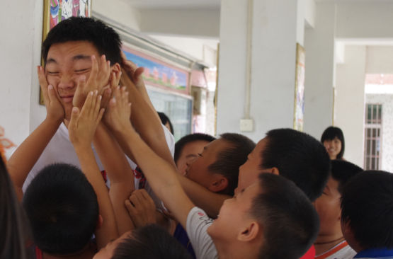 不管王杨出现在哪里,都有一群“小屁孩”跟在后面。 不管王杨出现在哪里,都有一群“小屁孩”跟在后面。