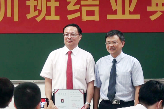 何勇斌院长为学员颁发结业证 何勇斌院长为学员颁发结业证