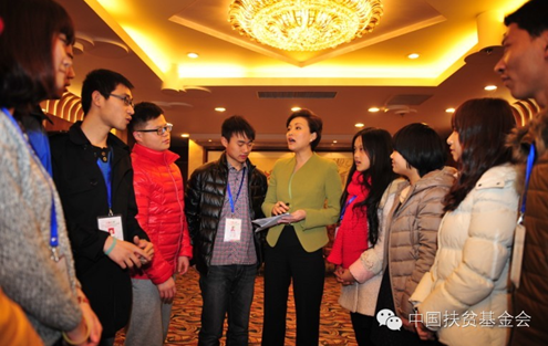 杨澜接见优秀公益社团负责人(右一为我校自强社代表) 杨澜接见优秀公益社团负责人(右一为我校自强社代表)