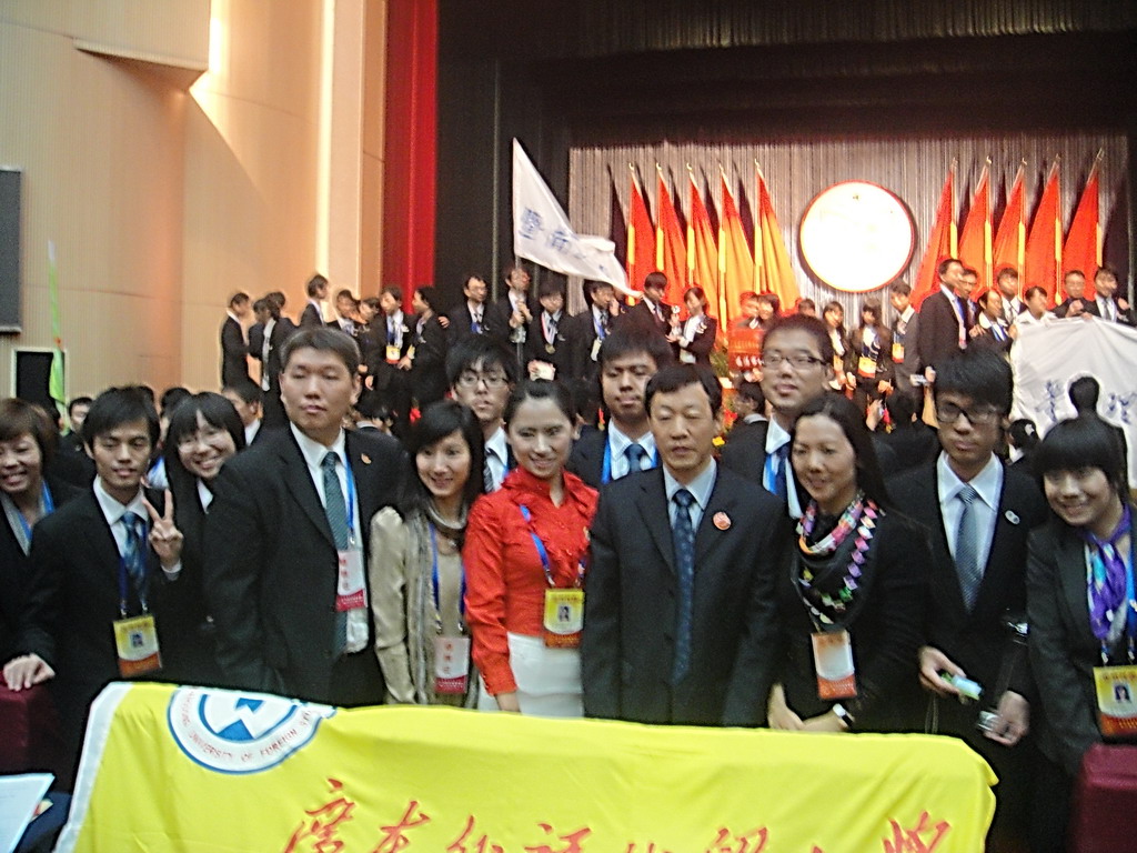 许国彬和广外代表合影留念 许国彬和广外代表合影留念