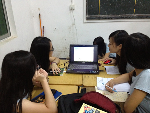 义教组员认真负责地讨论备课 义教组员认真负责地讨论备课