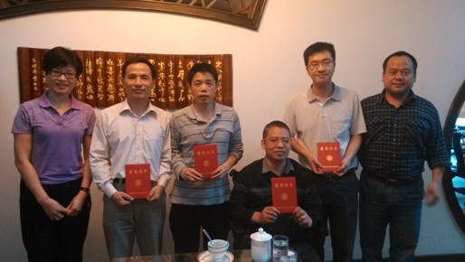 校工会专职副主席苏姚和棋牌协会会长孔晓明给前四名颁奖 校工会专职副主席苏姚和棋牌协会会长孔晓明给前四名颁奖