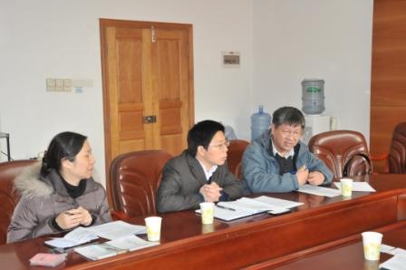 刘祎(右)代表学院致欢迎辞