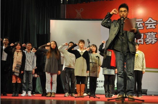 黄伟发(前排一)同学引领优秀实习生宣誓