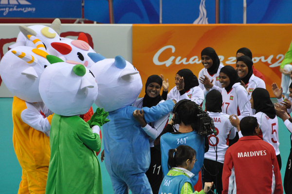 在比赛休息时间,广外场馆的吉祥物为当天生日的马尔代夫球员送上祝福