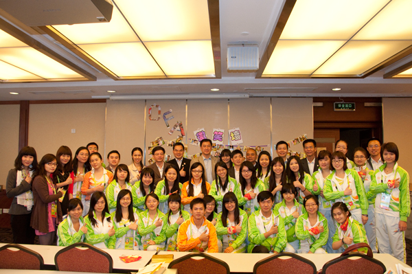 志愿者之家微笑墙前合影