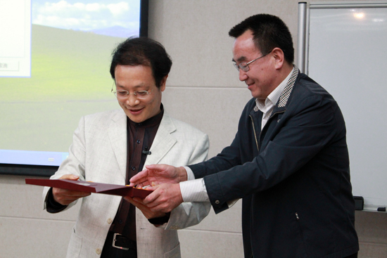 副校长顾也力代表广外向王向远教授赠送纪念礼品