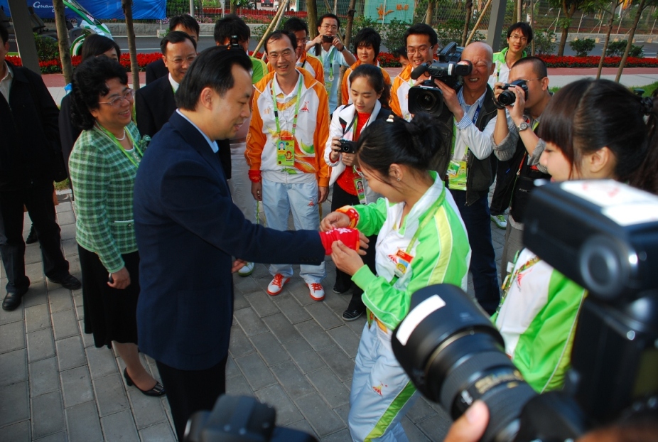 法学院许银芝为陆昊佩戴志愿彩