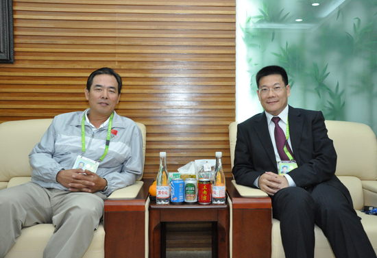 校长仲伟合与国家体育总局副局长蔡振华合影留念