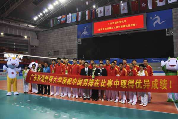 中国男排队员与校领导合照