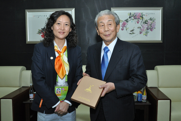 梁洁代表我校向日本客人赠送纪念品