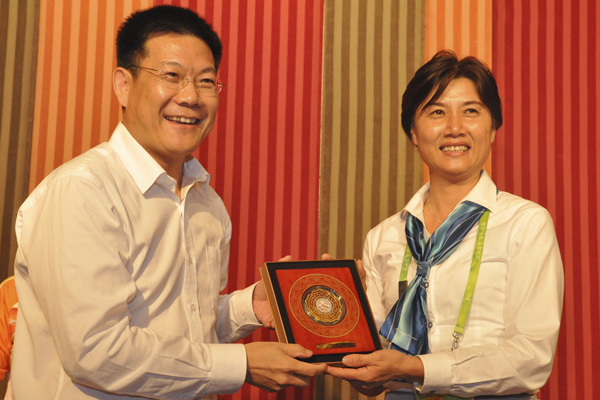 仲伟合校长向林少娜秘书长赠礼