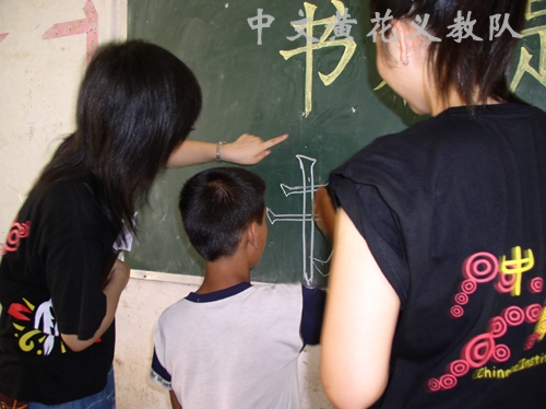 “小书法家”凝神练字