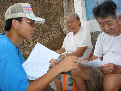 我们的队员在宣传医疗卫生知识