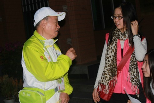 程福安老人在给校团委的同学讲解有关亚运的故事(图片来源于广外团学时空)