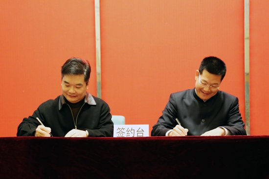 校长与英文学院责任人签订责任书 校长与英文学院责任人签订责任书