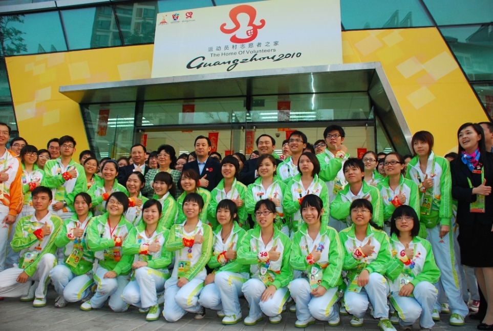 陆昊与我校运动员村志愿者合影留念