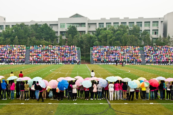 操场上等候彩排
