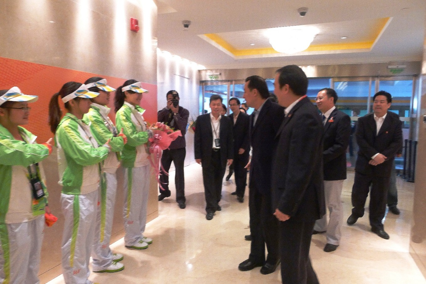 我校白云机场团队志愿者向陆昊行志愿礼