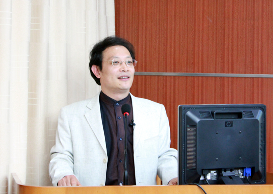王向远教授在做讲座