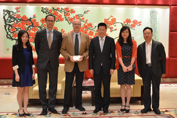 来宾与我校代表合影 来宾与我校代表合影