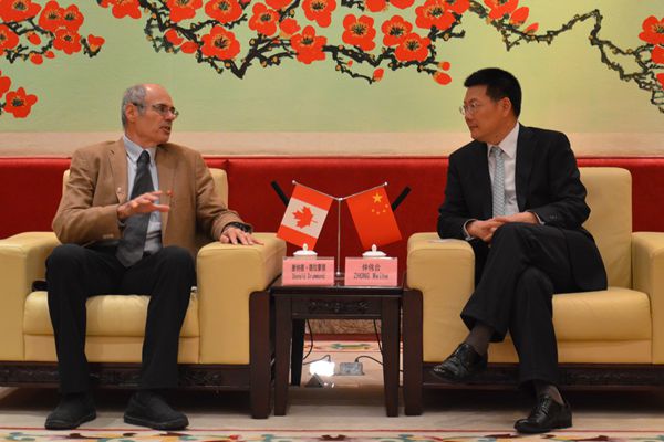 仲伟合与唐纳德•德拉蒙德交谈 仲伟合与唐纳德•德拉蒙德交谈