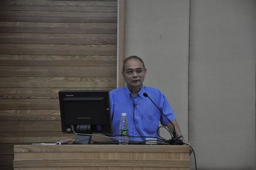 冯益谦教授作报告 冯益谦教授作报告