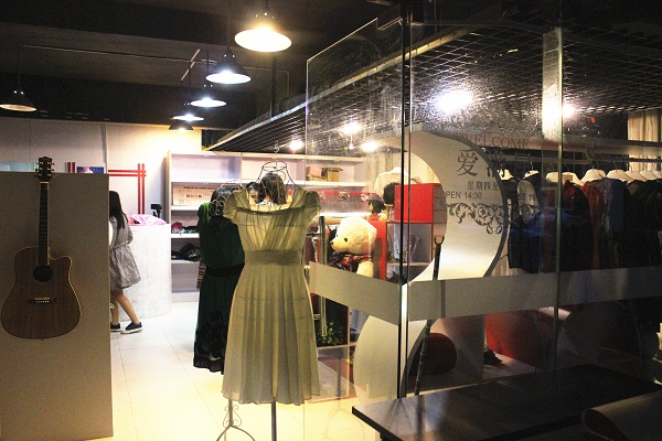 义卖服装照片 义卖服装照片