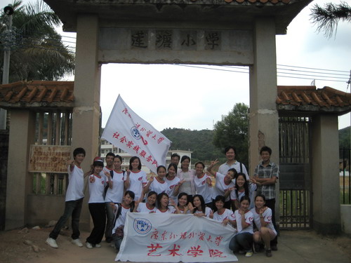 与队员合影留念