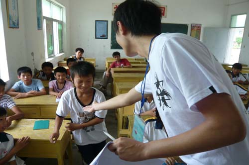 “绅士”老师邀请学生上台