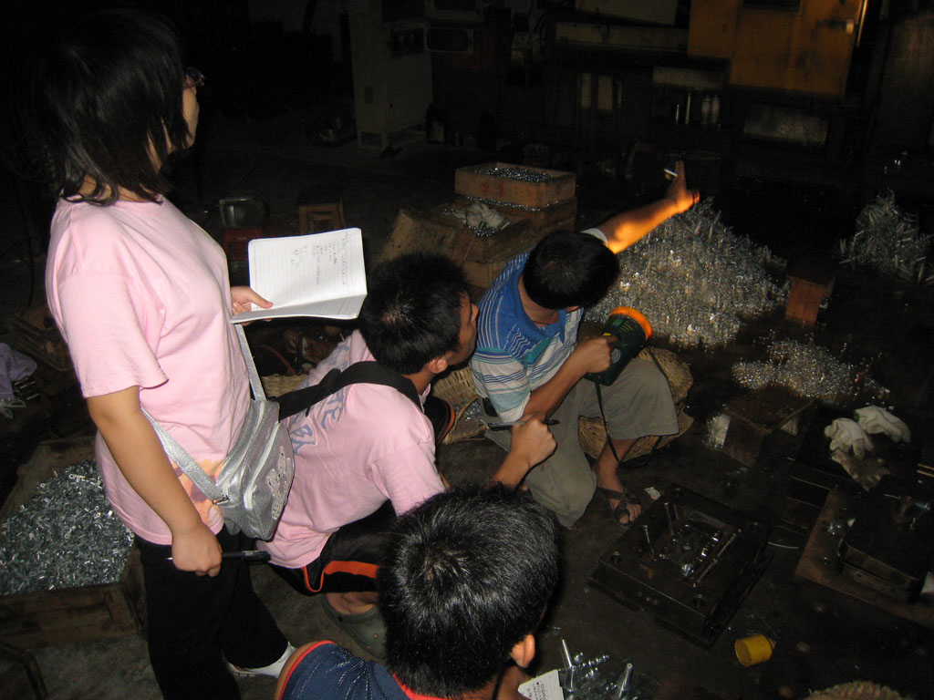 廖叔叔介绍压铸机器运作原理