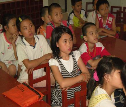 学生们在认真地听讲