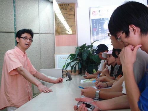 与宾馆职员分享旅业前景