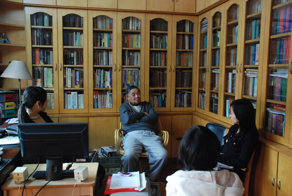 爱书藏书的桂诗春教授,此为教授书房