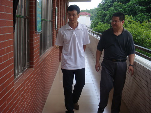 校长和郑老师视察教学情况