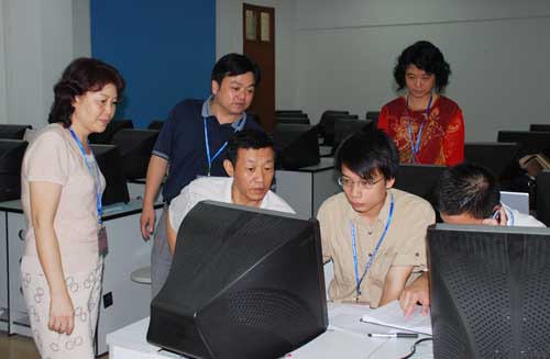 广东外语外贸大学党委副书许国彬在学院副院长赖志立,副书记林秀雅的陪同下取现场指导录取工作