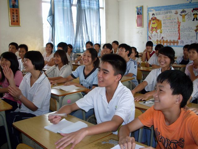 “竞拍现场”气氛热烈