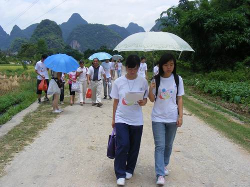 走在乡间小路 不忘仔细备课