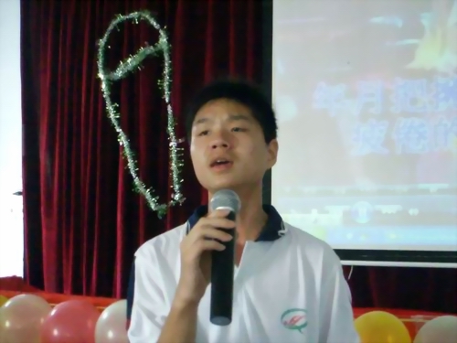 冠军风采 款款深情