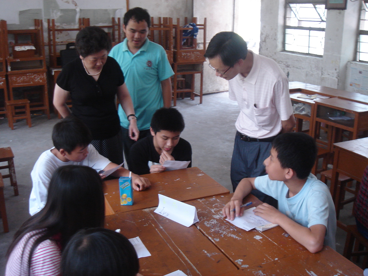 傅副局长在下乡队员的陪同下视察教学现场