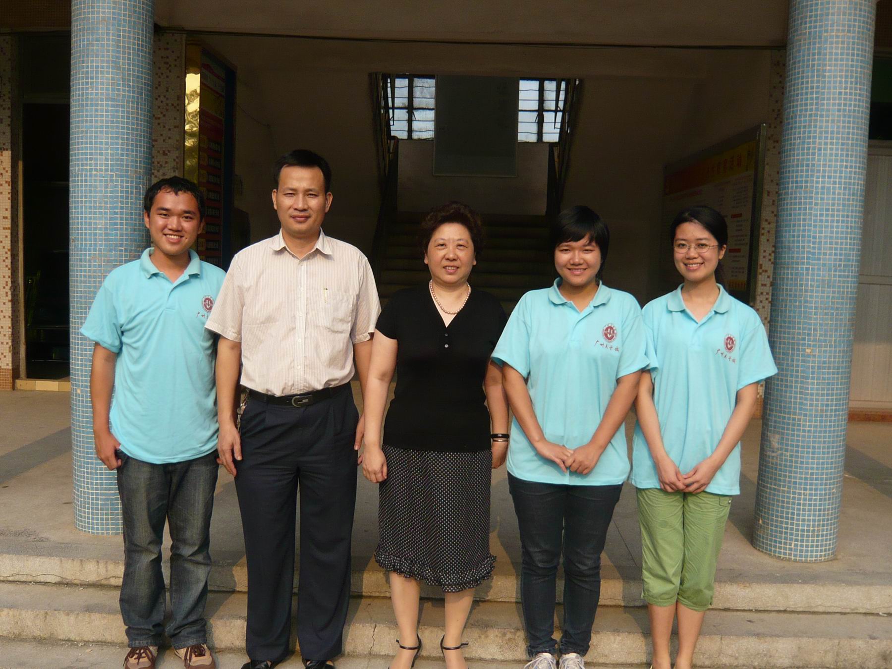 傅沙副局长和石湾中学校长、石湾分队的队员代表合影留念