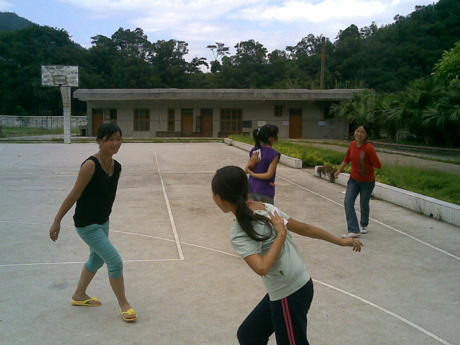 “你背后是什么字啊?”