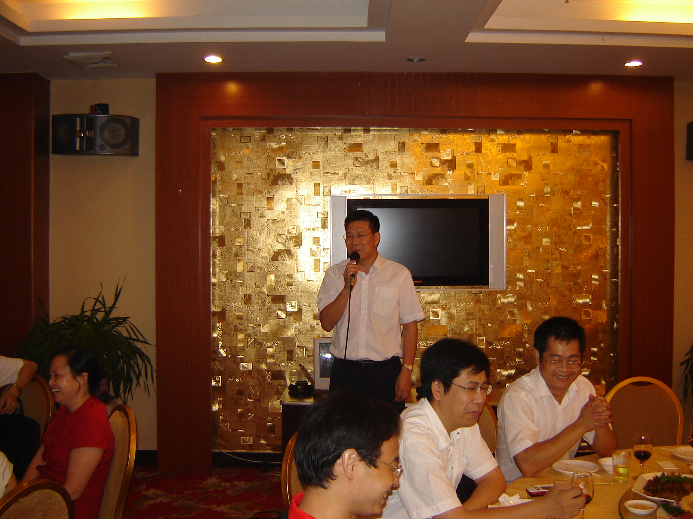 仲伟合副校长发表热情洋溢的讲话