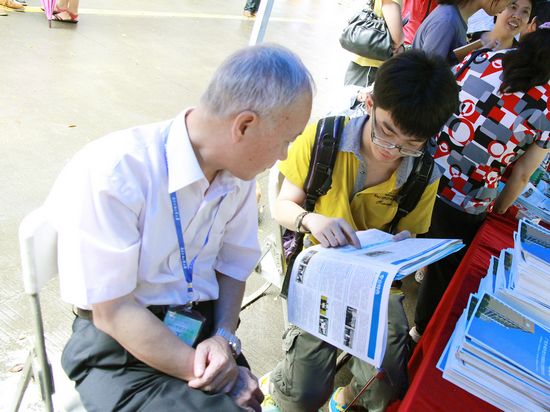 学生与我校老师们进行交流 学生与我校老师们进行交流